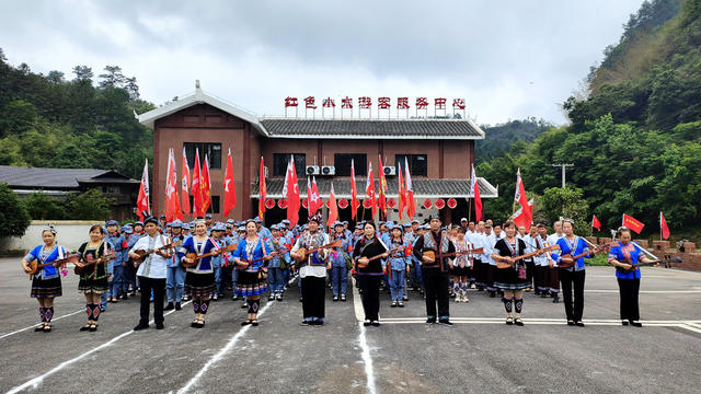 重走长征路
祭奠红军英烈