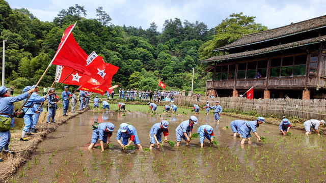 重走长征路
祭奠红军英烈