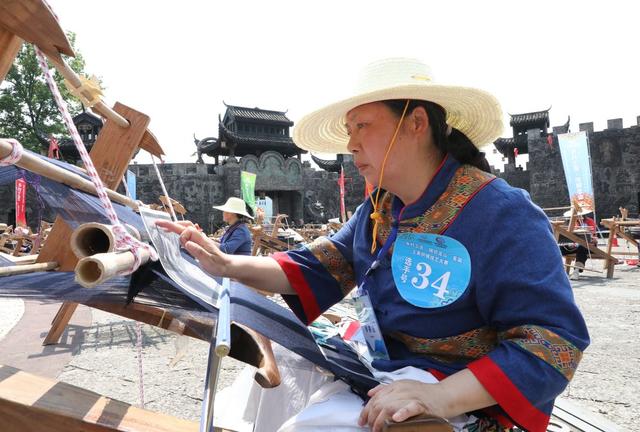    乡村搭舞台     织锦赛技艺 