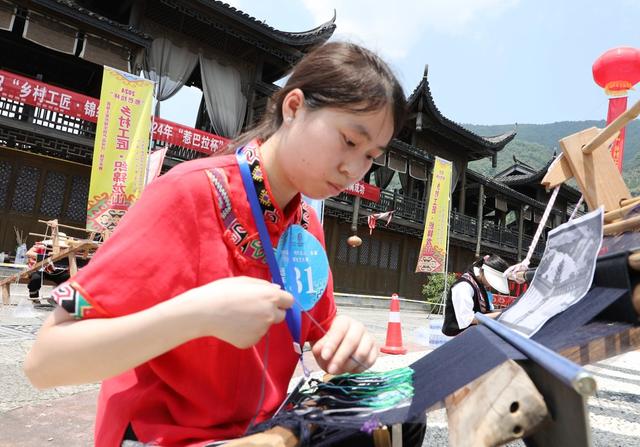    乡村搭舞台     织锦赛技艺 