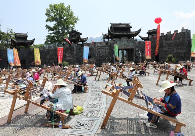    乡村搭舞台     织锦赛技艺 