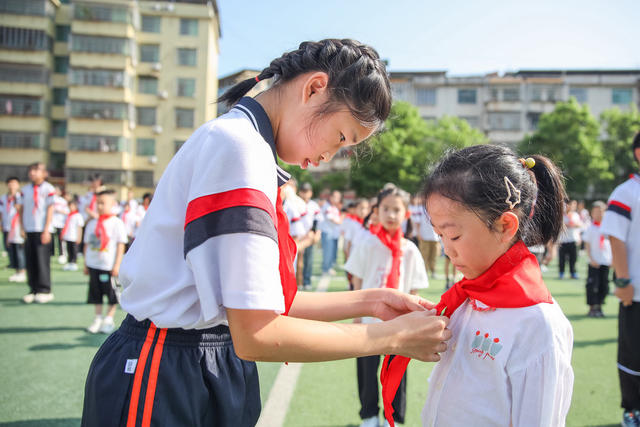 少先队员 少年 小学生 红领巾 入队 校园