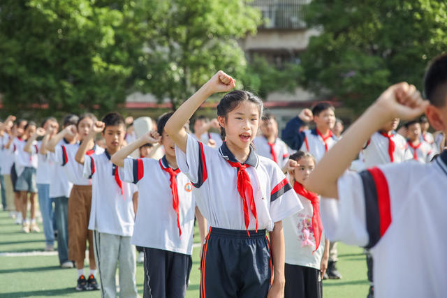 少先队员 少年 小学生 红领巾 入队 校园