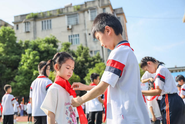 少先队员 少年 小学生 红领巾 入队 校园