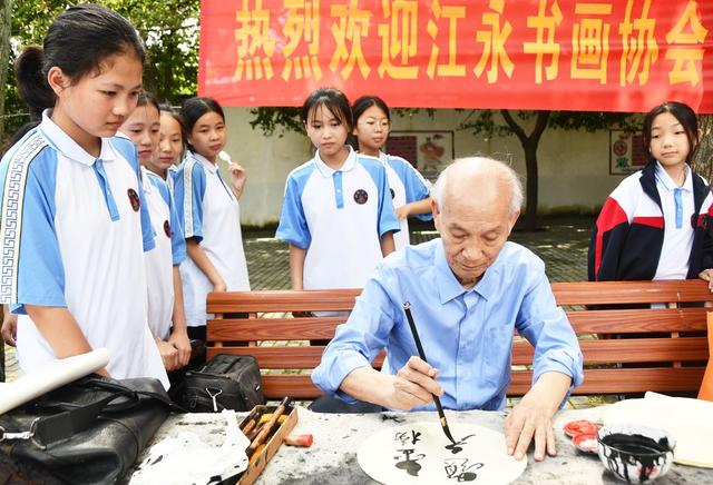 书画进校园  展传统魅力