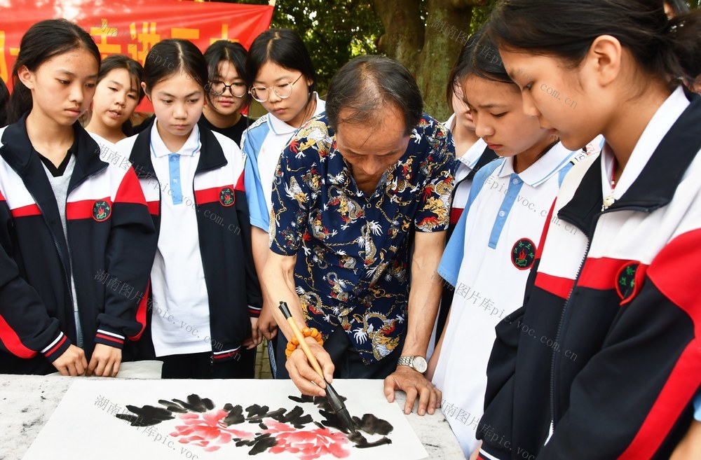 书画进校园  展传统魅力