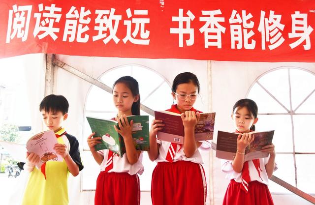 图书巡展  惠民助学