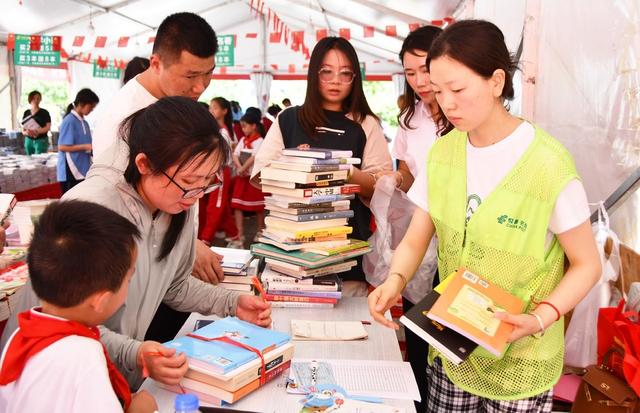 图书巡展  惠民助学