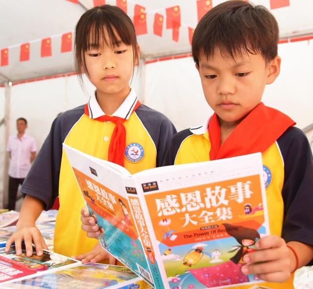 图书巡展  惠民助学