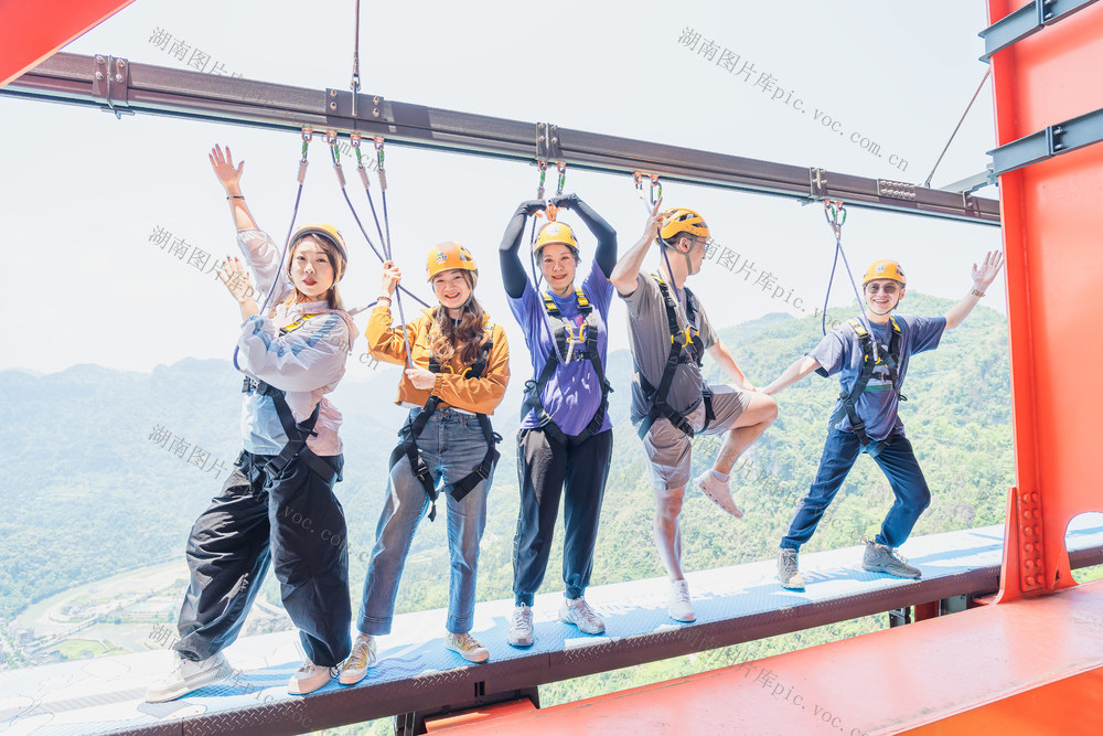 吉首市矮寨大桥景区  高空运动引游客  乐度夏日周末时光