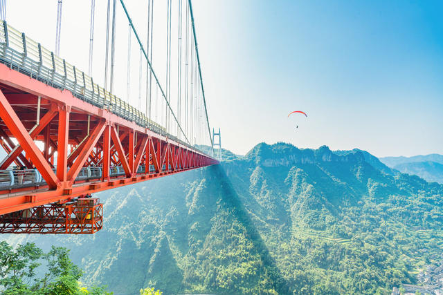 吉首市矮寨大桥景区  高空运动引游客  乐度夏日周末时光