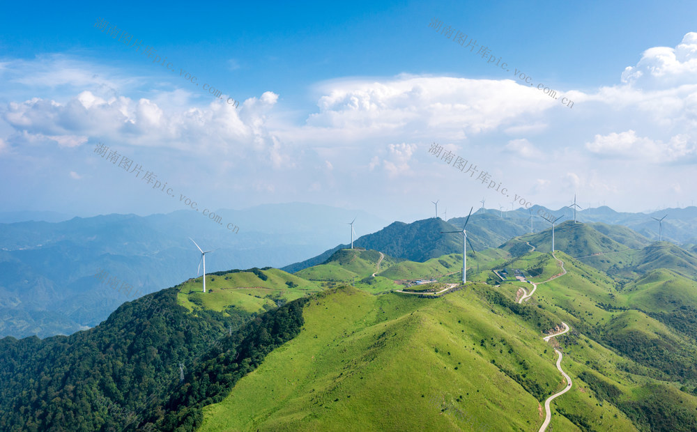 风光,风景,自然,山川,草原,草地,地形,山脉,天空,蓝天,白云,南山牧场,背景,壁纸,青山,环境,环保,绿色,生态,生态环境,牧场,户外,高山,自然美,风力发电,森林,风电场,风电,风车,新能源,清洁能源,旅行,夏天,旅游,晴朗