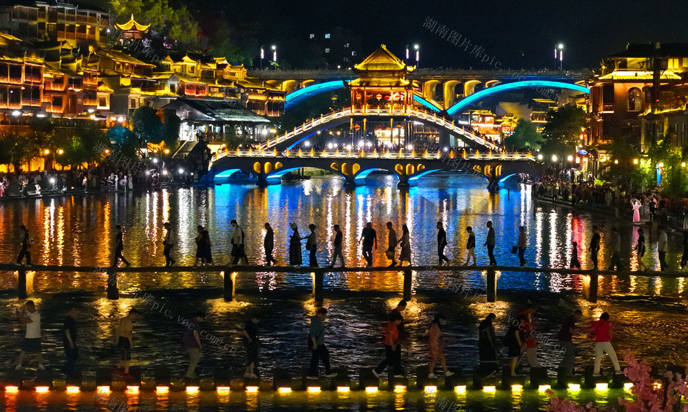 凤凰 古城 夜色 夏日 游客 游玩