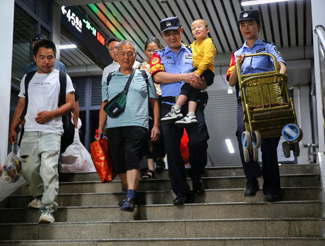 怀化铁警关爱旅途儿童