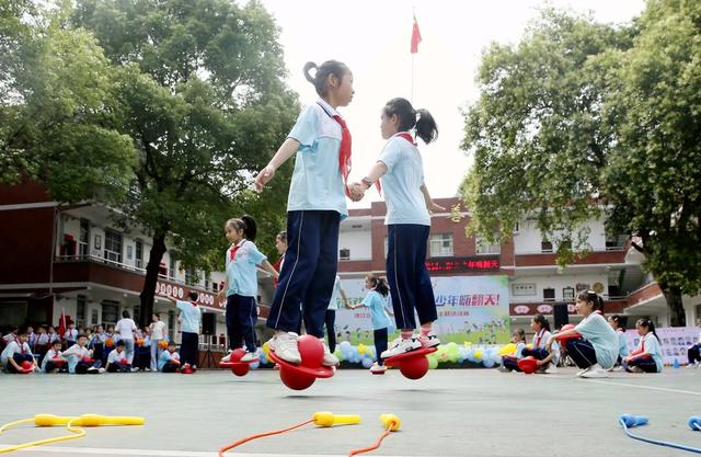 庆六一传统游戏进校园