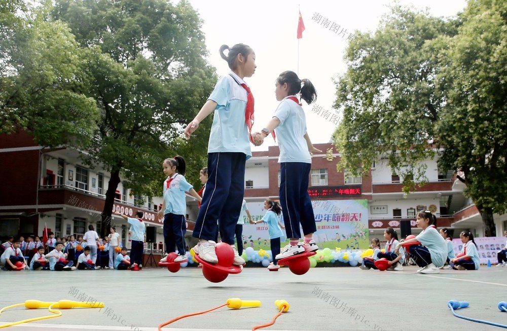 庆六一传统游戏进校园