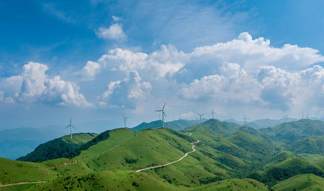 山顶 山川 山脉 风力发电 风力发电场 新能源 风车 天空 蓝天 白云 草地 草场草原 南山牧场 青山 绿色 风电 风景 地形 自然 高山 云 户外 风光 旅行 旅游 牧场 高草甸 蓝天白云 背景 壁纸 生态环境 环保