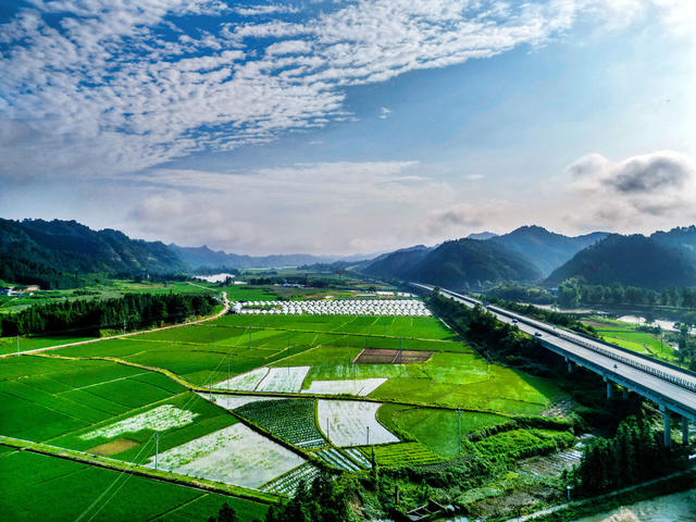 乡村 高速 公路 田园 青山 河流 美景