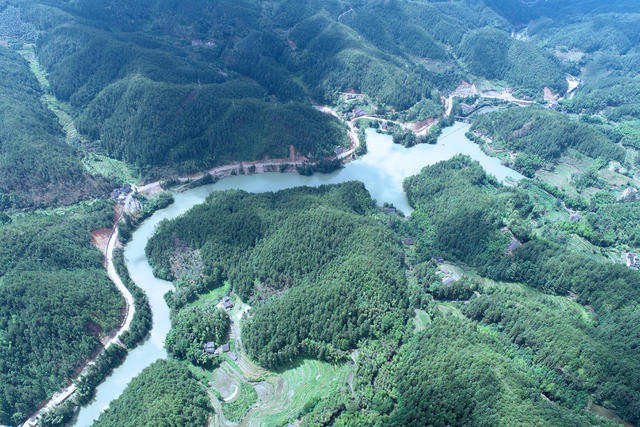 湖南桂东 沤江 岸绿 水清 河畅 景美