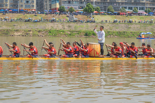 “2024湖南.泸溪工业强县杯传统龙舟赛”，在风景秀丽的武溪镇进入开赛第二天  县内外群众纷纷前来助威观战，武水河畔人山人海，周末游客爆满