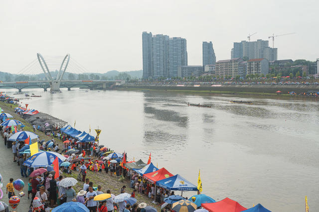 “2024湖南.泸溪工业强县杯传统龙舟赛”，在风景秀丽的武溪镇进入开赛第二天  县内外群众纷纷前来助威观战，武水河畔人山人海，周末游客爆满