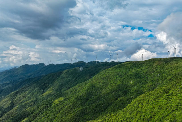 风力发电 能源 绿色 生态 雾 群山 风电场
