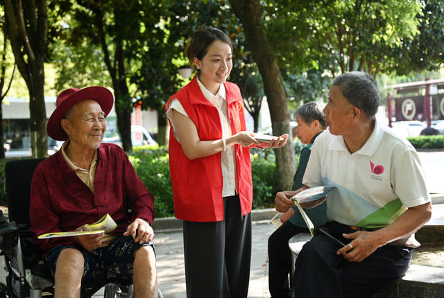 非法集资  法治  志愿者  民警 防范非法集资  宣传  钱袋子 群众 法律知识  公园