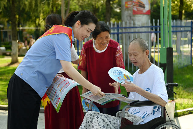 非法集资  法治  志愿者  民警 防范非法集资  宣传  钱袋子 群众 法律知识  公园