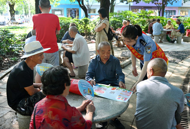 非法集资  法治  志愿者  民警 防范非法集资  宣传  钱袋子 群众 法律知识  公园