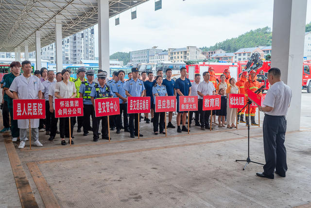 “畅通生命通道” 交通
运输站场模拟火灾和地震疏散逃生应急演练

