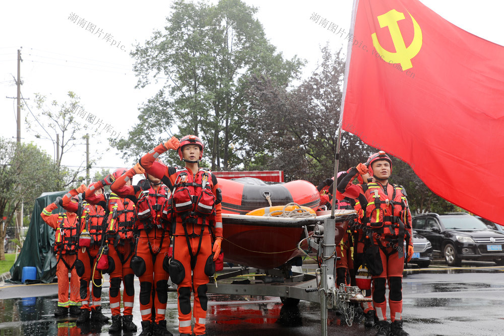 党员突击队  雨中 水域救援舟艇集结 拉动训练 红袖章