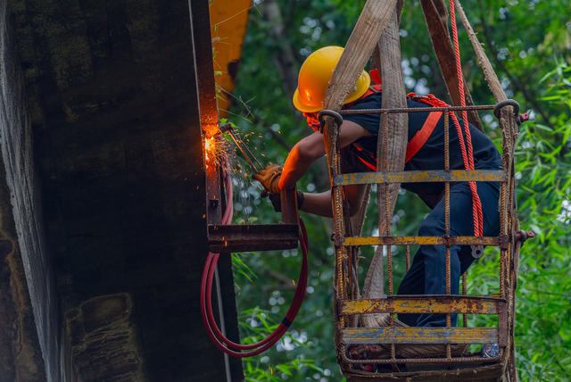 会同县：成功拆除焦柳铁路坪村公跨桥通讯光缆护管、消除铁路运营安全隐患