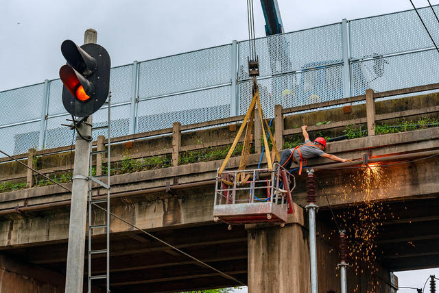 会同县：成功拆除焦柳铁路坪村公跨桥通讯光缆护管、消除铁路运营安全隐患