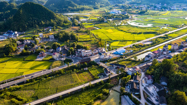 
近年来，湘西花垣县龙潭镇双坪村基础设施建设项目在省发改委驻村工作组的督导下有序进行中。

“项目总投资及资金500万元，资金来源为中央预算内以工代赈资金。
建设内容及规模为改扩建村部文化广场4200平方米、产业道路(宽6.5米)1250米、双坪村道路改造(宽3.5
米)2780米、步行道改造2520米、排洪工程1100米以及管道灌溉工程1800米等工程建设。另还修建1152平方米鸡枞菌种植基地1个，1530平方米养蚕产业基地1个，900平方米笼养鸡屠宰场1个等产业工程，目前还计划利用原选矿厂覆土三百多亩的尾矿库兴建一座中型光伏发电站，发展多条集体产业，提高村民就业率和村集体经济收入。
项目建设使龙潭镇产业基础设施更加完善，服务设施和体系更加健全，巩固脱贫攻坚成果，防止返
贫致贫。同时通过以工代赈方式，带动当地群众务工人数124人，预计发放劳务报酬154.71万元，占总投资30.94%，就业技能培训务工群众78人，直接增加当地群众收入，提高群众务工技能，促进当地群众家门口就业增收，克服“等靠要”思想，进一步增强他们依靠自身劳动实现增收致富的信心和决心，调动广大农民参与乡村振兴战略实施的积极性、主动性，激发群众内生动力，实现扶志扶智结合，为全县和湖南省在今后以工代赈政策实施中起到良好的示范带动作用。