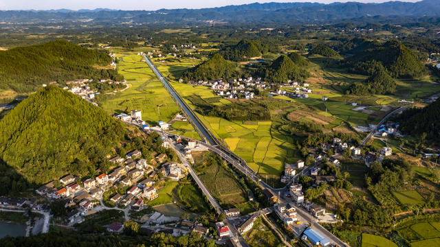 
近年来，湘西花垣县龙潭镇双坪村基础设施建设项目在省发改委驻村工作组的督导下有序进行中。

“项目总投资及资金500万元，资金来源为中央预算内以工代赈资金。
建设内容及规模为改扩建村部文化广场4200平方米、产业道路(宽6.5米)1250米、双坪村道路改造(宽3.5
米)2780米、步行道改造2520米、排洪工程1100米以及管道灌溉工程1800米等工程建设。另还修建1152平方米鸡枞菌种植基地1个，1530平方米养蚕产业基地1个，900平方米笼养鸡屠宰场1个等产业工程，目前还计划利用原选矿厂覆土三百多亩的尾矿库兴建一座中型光伏发电站，发展多条集体产业，提高村民就业率和村集体经济收入。
项目建设使龙潭镇产业基础设施更加完善，服务设施和体系更加健全，巩固脱贫攻坚成果，防止返
贫致贫。同时通过以工代赈方式，带动当地群众务工人数124人，预计发放劳务报酬154.71万元，占总投资30.94%，就业技能培训务工群众78人，直接增加当地群众收入，提高群众务工技能，促进当地群众家门口就业增收，克服“等靠要”思想，进一步增强他们依靠自身劳动实现增收致富的信心和决心，调动广大农民参与乡村振兴战略实施的积极性、主动性，激发群众内生动力，实现扶志扶智结合，为全县和湖南省在今后以工代赈政策实施中起到良好的示范带动作用。