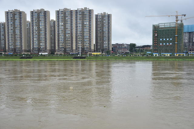 战夏季洪峰 护市民安康
