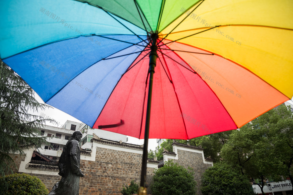 伞  雨  街道  河畔  建筑  人物  雕塑