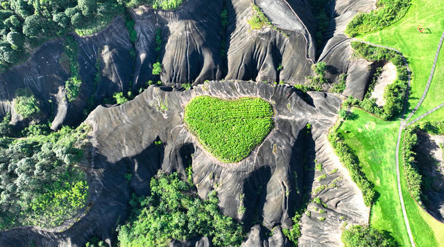 湖南  郴州  飞天山 
 丹霞美景    苏仙区 
 飞天山国家地质公园 
 丹霞地貌  摩崖石刻 
 千年悬棺  穿坦 黑坦 
 自然景观 
