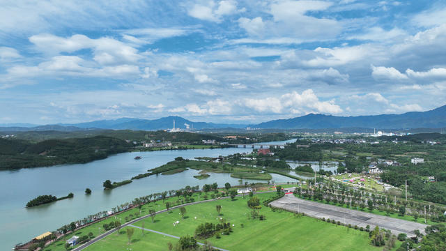 湖南  郴州  飞天山 
 丹霞美景    苏仙区 
 飞天山国家地质公园 
 丹霞地貌  摩崖石刻 
 千年悬棺  穿坦 黑坦 
 自然景观 
