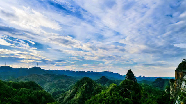 通道 新能源 风力 发电 机组 矗立 高山 壮观 增添 经济 活力