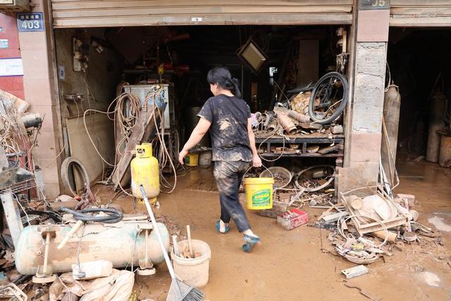洪灾
暴雨
抗洪救灾