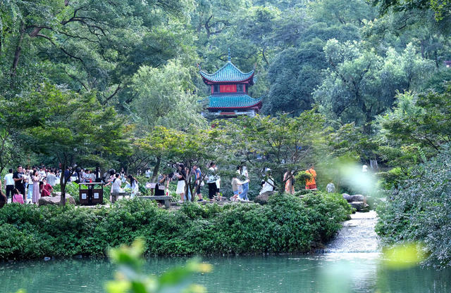 岳麓山，爱晚亭，游人如织