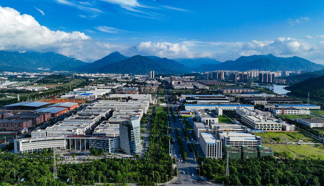 湖南  郴州  苏仙区 
 城东新区  两城建设三城  创建  南延东进 
 湘江流域  尾砂  重金属污染  行政中心 
 经济中心  教育中心 
 文化体育 