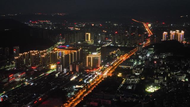 湖南  郴州  苏仙区 
 城东新区  两城建设三城  创建  南延东进 
 湘江流域  尾砂  重金属污染  行政中心 
 经济中心  教育中心 
 文化体育 