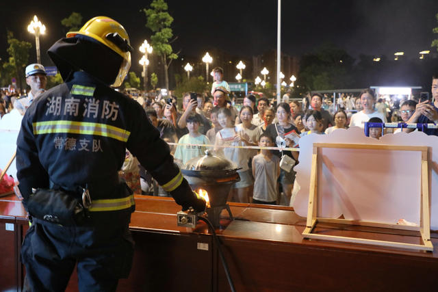 夜市街 消防员 油锅灭火小技巧”