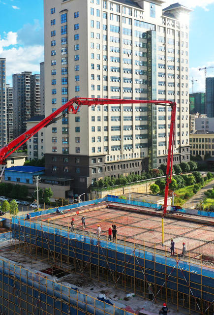 嘉禾：战高温 建设忙