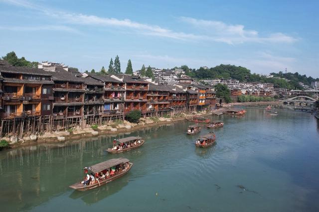 炎炎 夏日 游人  湘西 凤凰 古城 沱江 泛舟 游览 欣赏 美景 感受 民族 风情