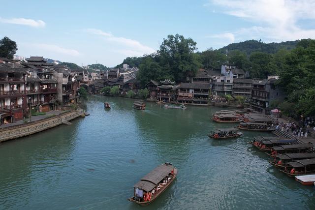 炎炎 夏日 游人  湘西 凤凰 古城 沱江 泛舟 游览 欣赏 美景 感受 民族 风情