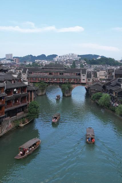 炎炎 夏日 游人  湘西 凤凰 古城 沱江 泛舟 游览 欣赏 美景 感受 民族 风情