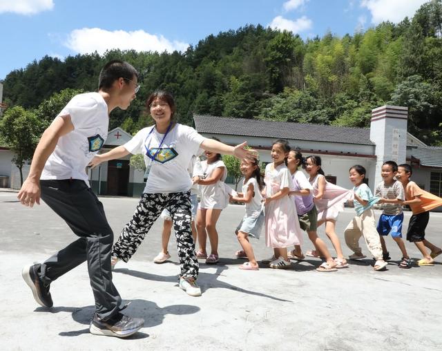    大学生爱心支教  情暖山区留守娃
